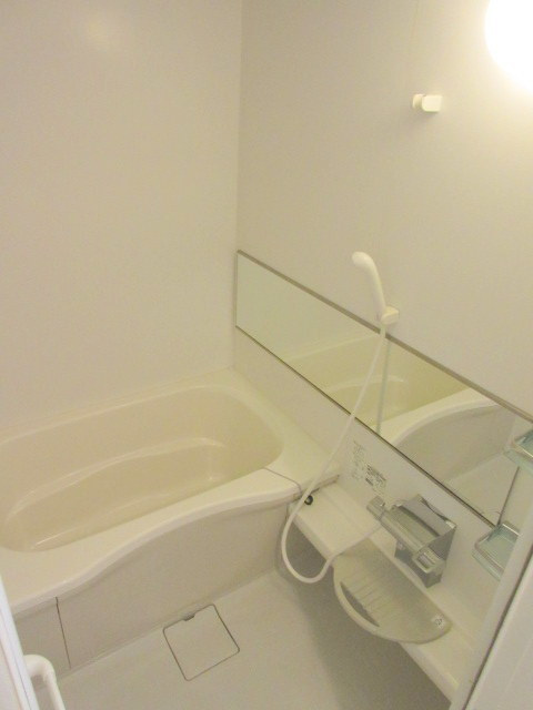 リッツ大倉山の浴室|疲れた体を癒せるバスルームです　横長の鏡付き