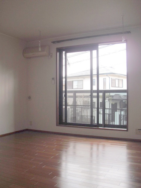 フラッツの居間・リビング|明るい日差しが注ぎ込む洋室