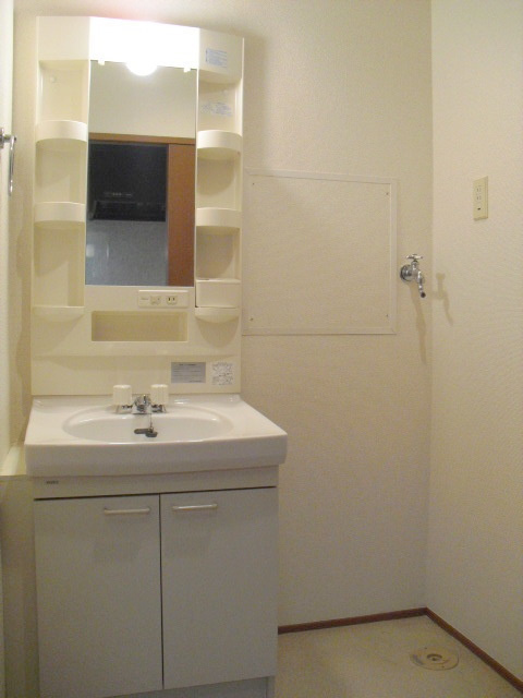 フラッツの洗面所|朝の身支度に便利な独立洗面台