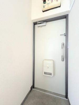 【玄関】 | 新横浜マンション | ◆「おかえり」と「ただいま」が交差するお家の顔とも言える場所は爽やかで心地良い空間となっています。すっきり片付いた玄関で来客時にも自信が持てそう。