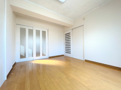 【洋室】 | 新横浜マンション | ◆柔らかい陽光が差し込む明るいお部屋を演出する設計。彩光の取れる窓が気持ちの良いお部屋を創り上げます。