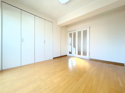 【洋室】 | 新横浜マンション | ◆室内はいつも明るい印象なので気持ちの良い朝を迎えられます。各部屋にはクローゼットを完備しており、収納が多いお家はすっきりして快適空間です。