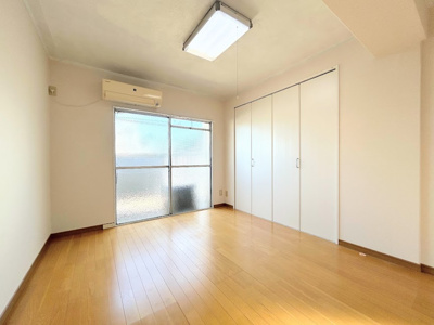 【洋室】 | 新横浜マンション | ◆子どものスタディ空間として、あるいは書斎やホビールームとして生活スタイルに合わせて使えるプライベートルーム。居心地のいい落ち着いたインテリアが似合います。