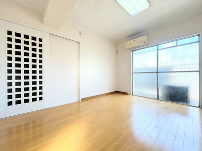 【洋室】 | 新横浜マンション | ◆柔らかい陽光が差し込む明るいお部屋を演出する設計。彩光の取れる窓が気持ちの良いお部屋を創り上げます。