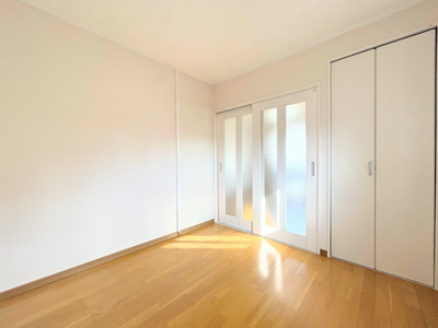 【洋室】 | 新横浜マンション | ◆柔らかい陽光が差し込む明るいお部屋を演出する設計。彩光の取れる窓が気持ちの良いお部屋を創り上げます。