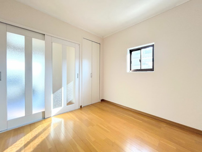 【洋室】 | 新横浜マンション | ◆気持ちの良い風が室内へ入り込む居室。家具を配置しても広々ご利用いただけます！！