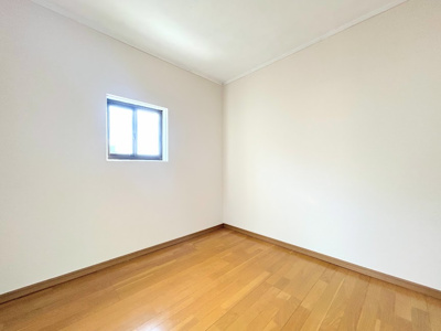 【洋室】 | 新横浜マンション | ◆感性を育むプライベートルームはシンプルでスマートな空間。好みの空間で読書をしたり、音楽を聞いたりと一人の時間も充実したものにできます。