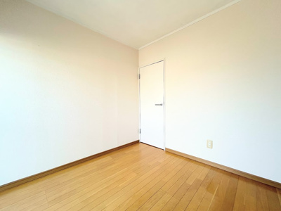 【洋室】 | 新横浜マンション | ◆室内はいつも明るい印象なので気持ちの良い朝を迎えられます。各部屋にはクローゼットを完備しており、収納が多いお家はすっきりして快適空間です。