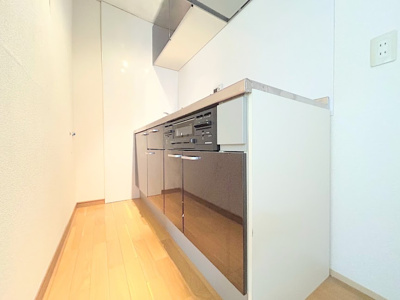 【キッチン】 | 新横浜マンション | ◆ご家族みんなで調理ができる位のスペースを実現したキッチン空間となっております。みんなで作った料理を召し上がりながらの会話は、どのような物になるのでしょうか。