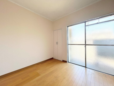 【洋室】 | 新横浜マンション | ◆室内はいつも明るい印象なので気持ちの良い朝を迎えられます。各部屋にはクローゼットを完備しており、収納が多いお家はすっきりして快適空間です。