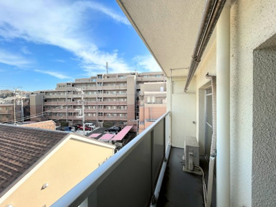 【バルコニー】 | 新横浜マンション | ◆気持ちのいい空が見渡せる広いバルコニー。爽やかな風を感じて、心躍る素敵な暮らしがはじまります。通風・採光にも優れ、心地よい光と風があふれています。