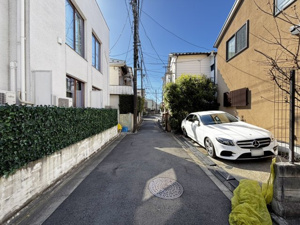 【前面道路含む現地写真】 | 東急東横線「学芸大学」駅まで徒歩9分。フラットな道のりで通勤・通学もスムーズです。道幅が確保された前面道路は、車庫入れもしやすく、毎日の出し入れやご家族の送迎もストレスフリーに行えます！