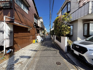 【前面道路含む現地写真】 | 周辺は高い建物が少なく、開放感のある空が広がります。近隣にはお洒落なカフェや商店街も点在し、休日のお散歩も楽しみになる立地。都会の利便性と静穏な住環境を両立させた、理想の暮らしが叶います♪