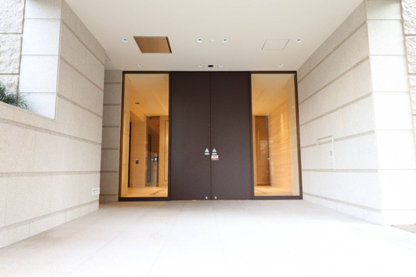  | 【エントランス出入口】もちろんオートロックです。強固なセキュリティで安心。