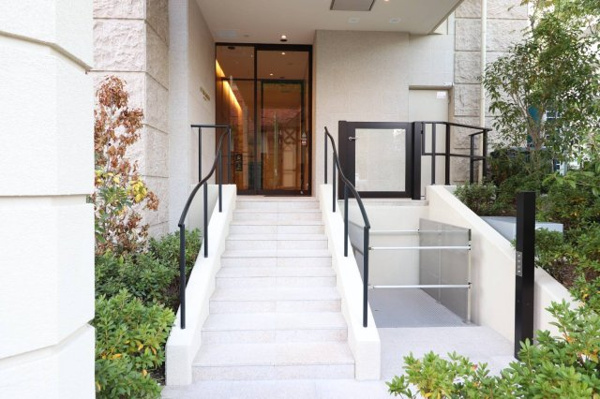 【エントランス】 | 【サブエントランス】上品で清潔感ある雰囲気です。