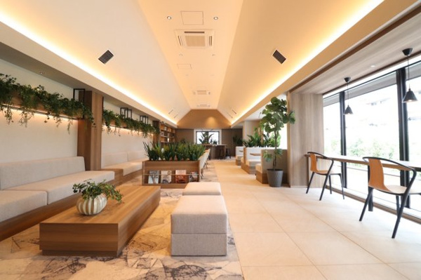 【ロビー】 | 【コミュニティラウンジ】奥にはライブラリーコーナーも。Wi-Fi完備で、テレワークなども可能です。