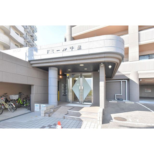 ドミール千里のエントランス