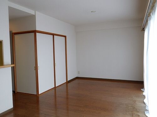 ライオンズマンション千葉グランドタワーの居間・リビング|LDK約14.8畳別角度※2025年9月撮影