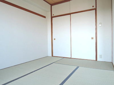 和室６帖は南向きです。