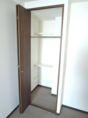 洋室5.6帖にあるクローゼット