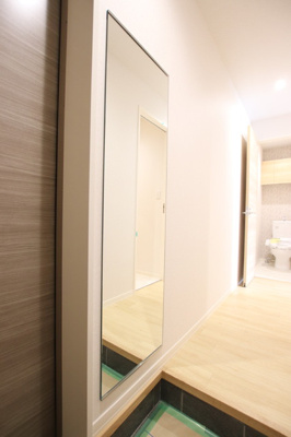 玄関にある　全身鏡