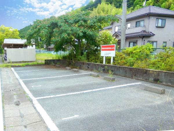 ビレッジハウス小名浜2号棟の駐車場