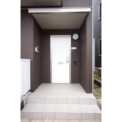 各務原市蘇原新栄町１丁目のアパートの玄関