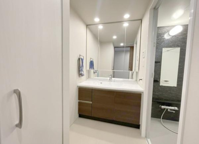 【独立洗面台】 | なかもずオールズ・ウィズコート | ゆとりの洗面スペースで朝の身支度も快適スムーズに。髪のセットやお化粧もストレスなくこなせ、朝から気分良く通勤通学に向かえそうですね！