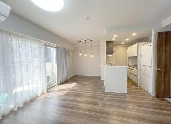 【玄関】 | なかもずオールズ・ウィズコート | シュークロークもあるので、靴がたくさんあっても安心！気持ちの良い朝は、毎日ここからスタートしていきます♪