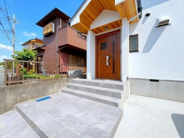 横浜市泉区和泉中央北１丁目の中古一戸建の玄関