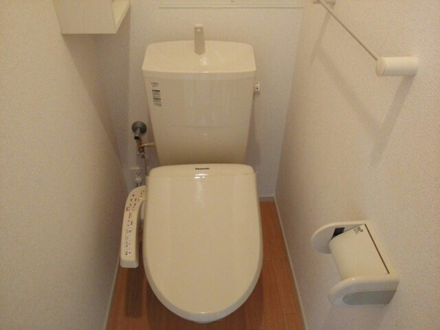 フォルス・ラーマ５のトイレ|落ち着いた色調のトイレです