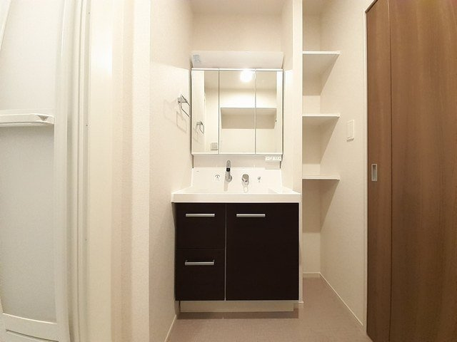 リブレ稲荷町の洗面所|脱衣スペースもあります