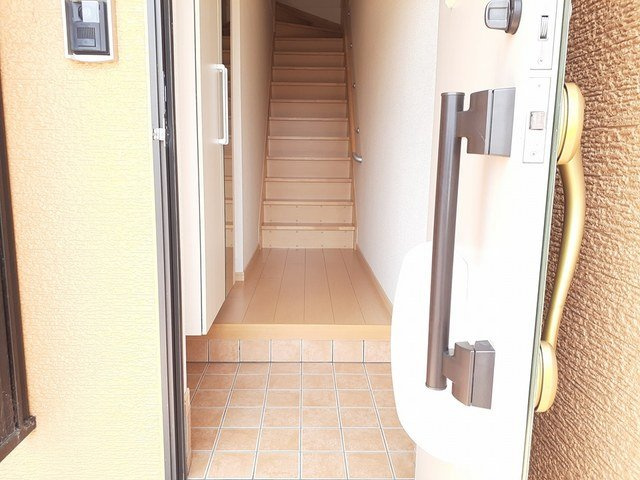ブリアントビュ－　Ａの玄関|収納もある玄関です
