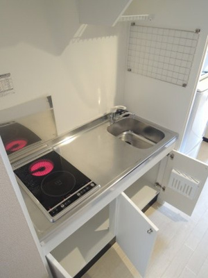 【キッチン】 | レオネクストクレストタウンＥ | ＩＨと電気コンロの２口タイプで収納付き。