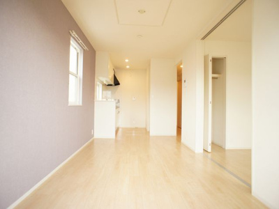 【居間・リビング】 | ヒルトンバイア | 快適に過ごせるエアコンが付いています♪