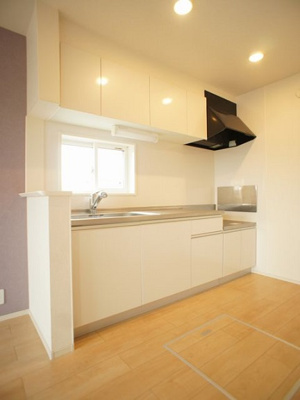 【キッチン】 | ヒルトンバイア | 便利な吊戸棚が付いています♪