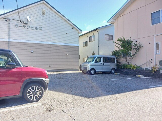 ガーデンヒルズの駐車場