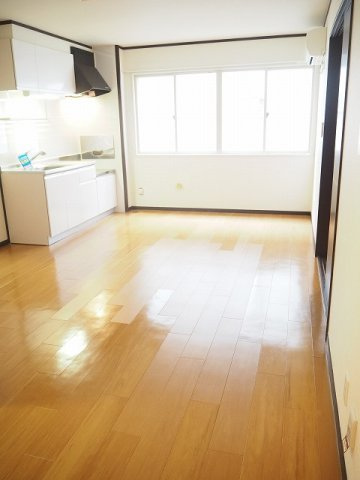 ガーデンヒルズの居間・リビング