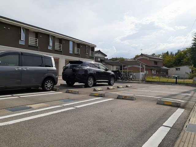 ルミエールＢの駐車場