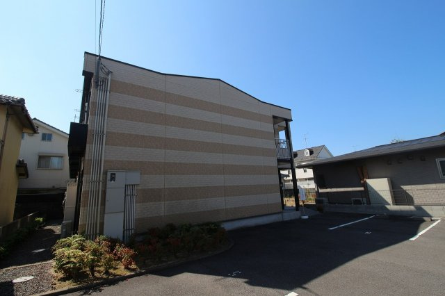 レオパレス平七屋の外観