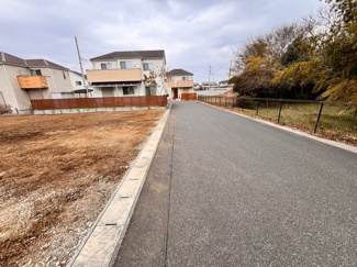 【前面道路含む現地写真】 | 千葉市緑区誉田町2丁目　売地　２号地 | 東側の接道で約6ｍで車の出入りも楽々♪
