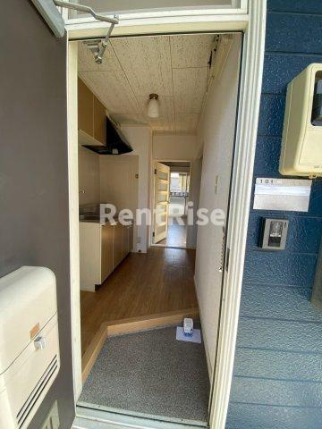 ハイツアグラの玄関