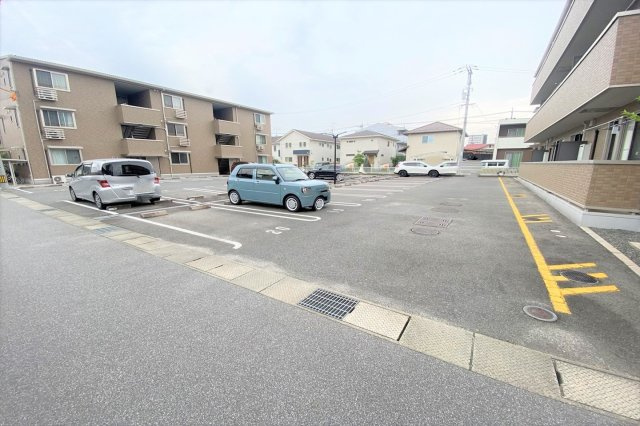 リビングタウン西条東　Ａ棟の駐車場