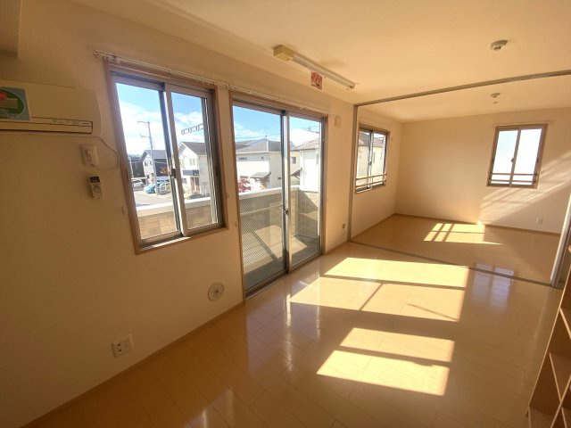 リビングタウン西条東　Ａ棟の居間・リビング