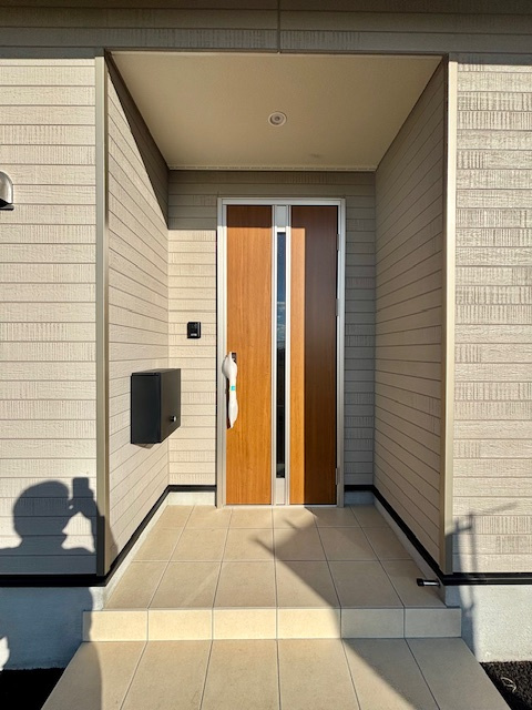 小郡市寺福童の新築一戸建の玄関|明かり取りの窓が一つでお部屋の印象がぐっと明るくなります。細やかな気遣いが感じられるこだわりですね♪