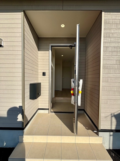 小郡市寺福童の新築一戸建の玄関