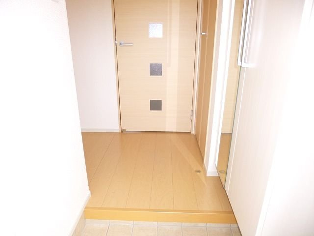 グレイス亀山の玄関|収納もある玄関です