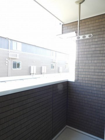 ウッドスプリング千代田Ｂのバルコニー|バルコニーからの眺めを楽しみながら食事をしませんか