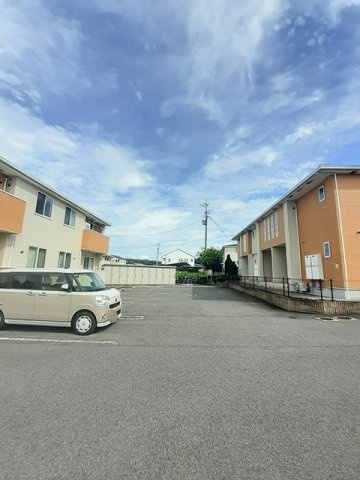 ヒルサイド・ヴィラＳ　Ｂの駐車場|車をお持ちの方に嬉しい駐車場付きの物件です