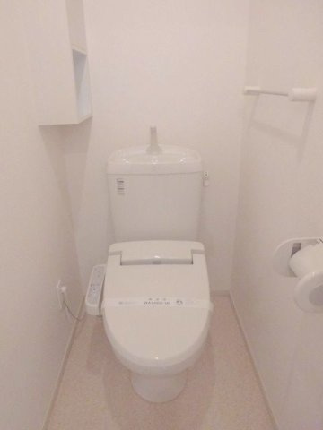 ヒルサイド・ヴィラＳ　Ｂのトイレ|ゆったりとした空間のトイレです